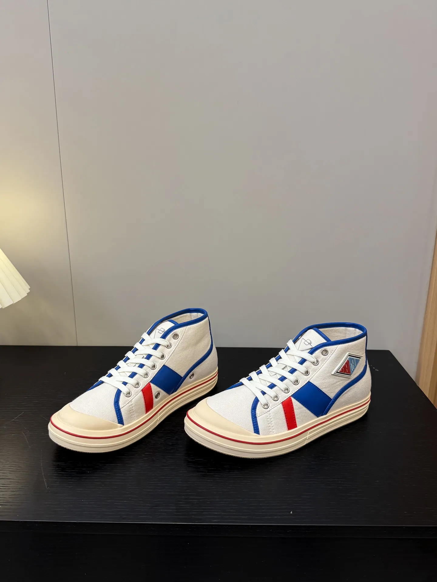 👟👟Ex-factory price 480👟👟 (Men’s size +1️⃣0️⃣) BVOrbit’s latest 2025 catwalk model, developed 1:1 from the original board, classic color matching elements! This is the biggest highlight of this shoe, eye-catching but not exaggerated design, super cool for daily use, super versatile whether paired with pants, sweaters or skirts, looks good no matter how you wear it, the more you look at it, the more you like it ❗️ Outsole: Original outsole Color: 4 colors Size: Female 35-40 Male 39-44